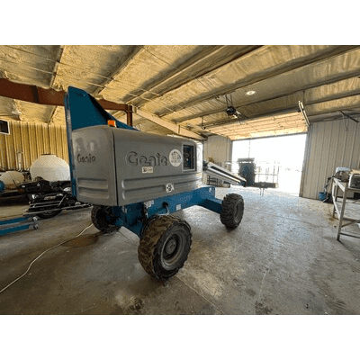 GENIE BOOM LIFT STRAIGHT 40' GENIE BOOM LIFT STRAIGHT 40'